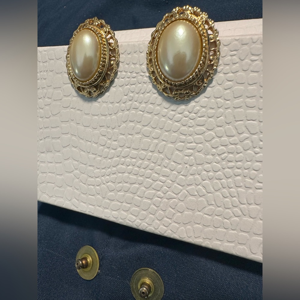 Elegant Cream Mother-Of-Pearl & Intricate Gold Accent Stud Earrings * Like New